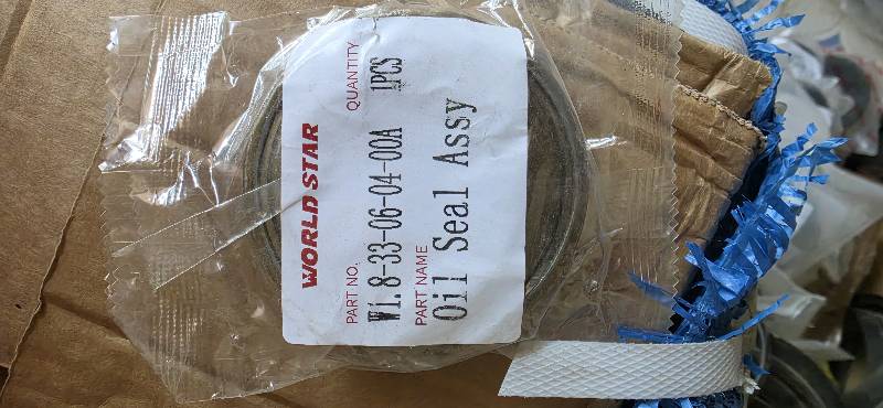W1.8-33-06-04-00A  OIL SEAL ASSY FM